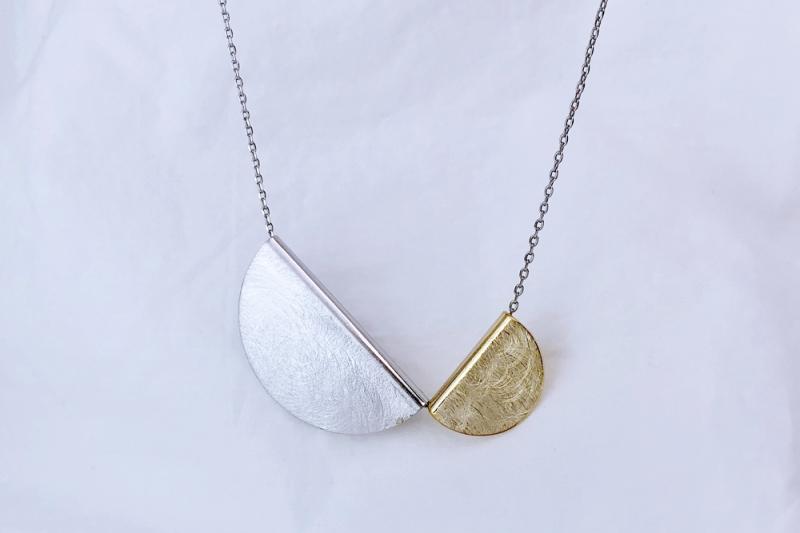 [Ozel] Chic Point Asymmetrical Curve Glossy Brass Necklace