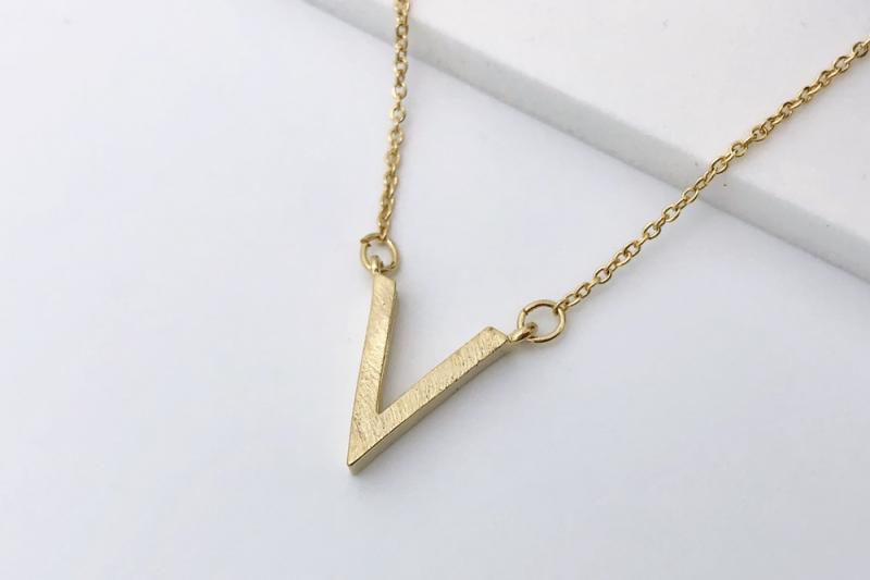 [Ozel] Romantic Mood Asymmetrical Curve Glossy Brass Necklace