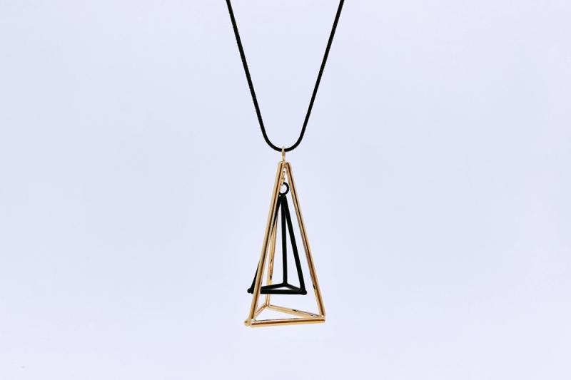 [Ozel] Vintage-inspired glossy brass necklace