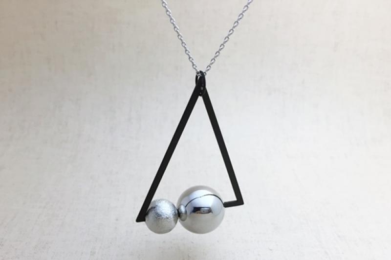 [Ozel] Necklace of subtle charm