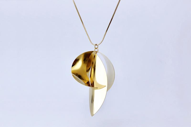[Ozel] Vintage-inspired glossy brass necklace