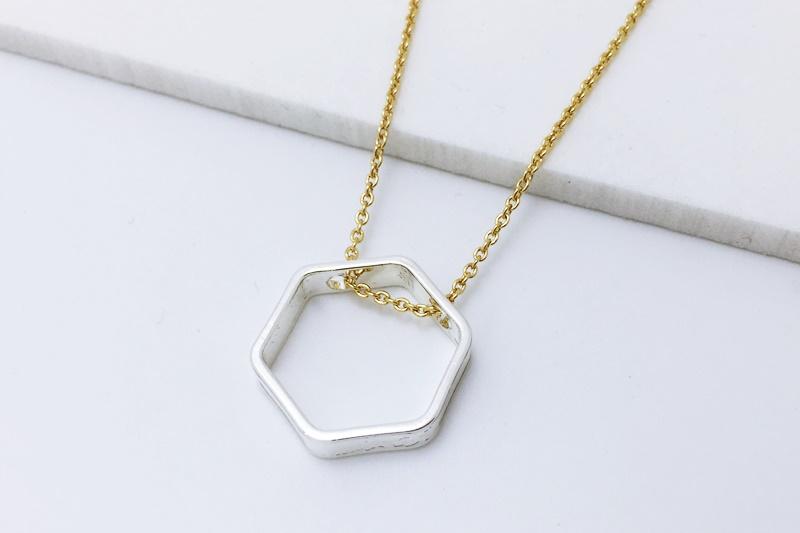 [Ozel] Glossy Brass Necklace for Wedding Guest Look
