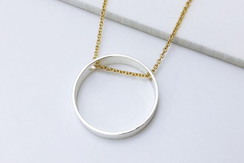Glossy Brass Necklace with Chic Point [Ozel]