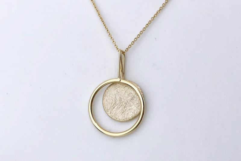 [Ozel] Feminine Asymmetrical Curve Glossy Brass Necklace