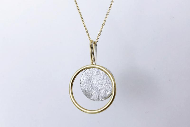 [Ozel] Vintage Vibe Asymmetrical Curve Glossy Brass Necklace