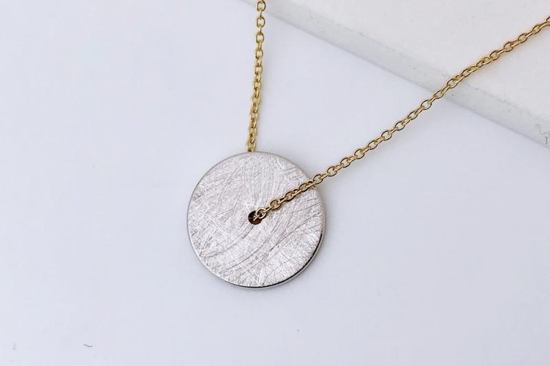 [Ozel] Delicate Fit Asymmetrical Curve Necklace