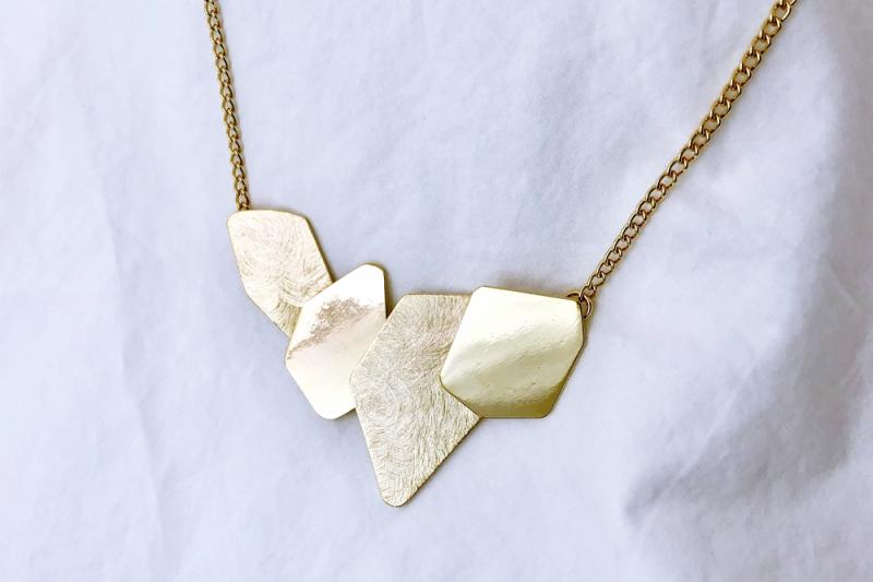 [Ozel] Vintage Vibe Asymmetrical Curve Glossy Brass Necklace