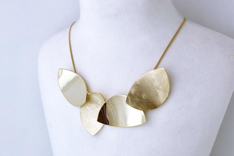 [Ozel] Sophisticated Asymmetrical Curve Glossy Brass Necklace