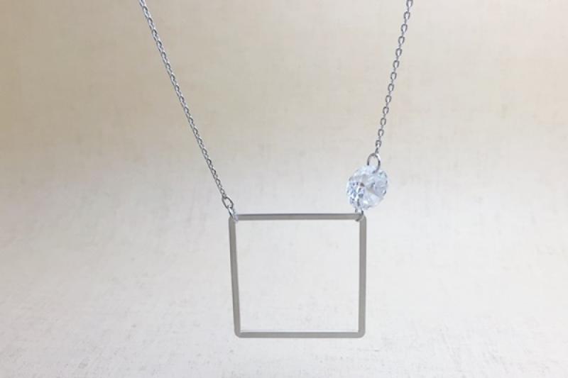 [Ozel] Vintage-inspired Glossy Brass Cubic Necklace