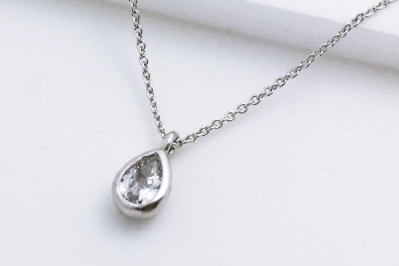 [Ozel] Modern Classic Glossy Brass Cubic Necklace