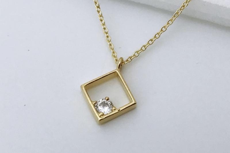 [Ozel] Trendy Glossy Brass Cubic Necklace