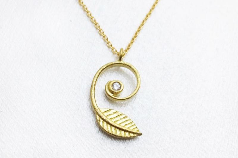 [Ozel] Sophisticated Glossy Brass Cubic Necklace