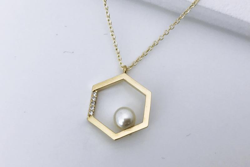 [Ozel] Romantic Mood Glossy Brass Pearl Cubic Necklace