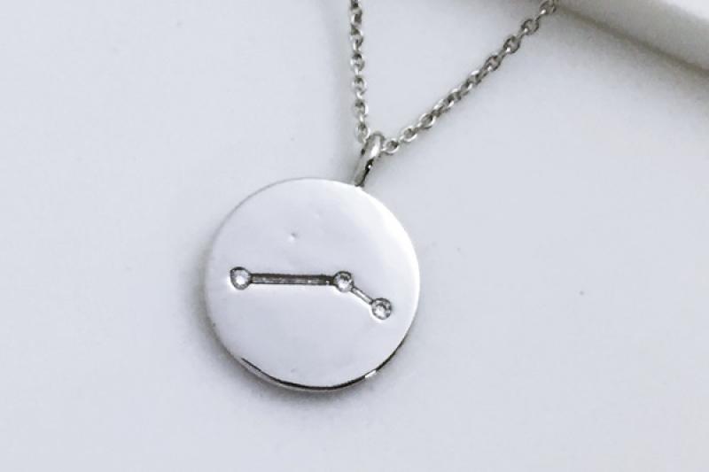 [Ozel] Subtle Charm Glossy Brass Cubic Necklace