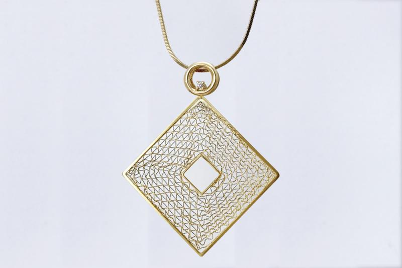 [Ozel] Vintage-inspired glossy brass cubic zirconia necklace