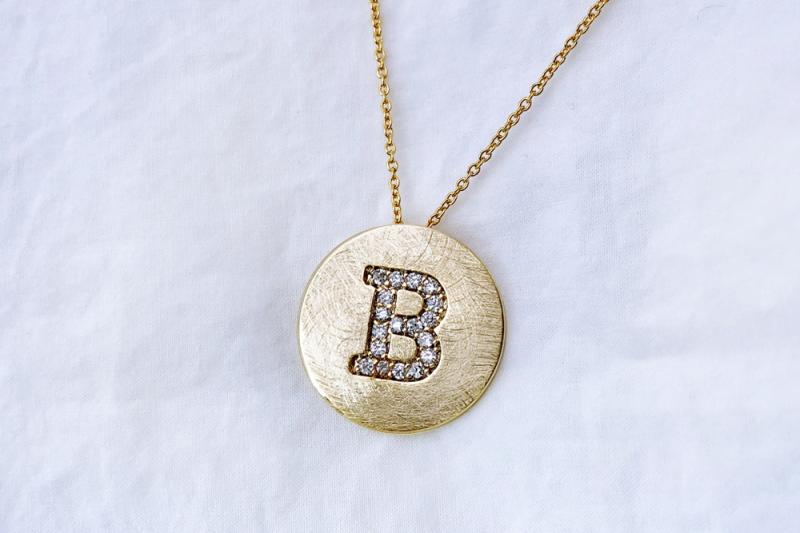 [Ozel] Casual Mood Asymmetrical Curve Glossy Brass Cubic Necklace