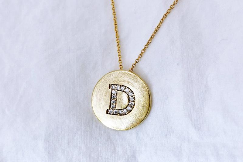 [Ozel] Casual Mood Asymmetrical Curve Glossy Brass Cubic Necklace