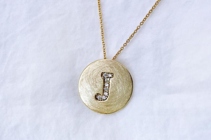 [Ozel] Delicate Fit Asymmetrical Curve Glossy Brass Cubic Necklace
