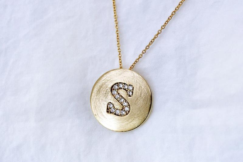 [Ozel] Delicate Fit Asymmetrical Curve Glossy Brass Cubic Necklace