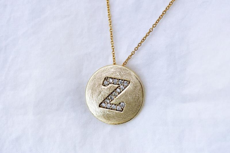 [Ozel] Romantic Mood Asymmetrical Curve Glossy Brass Cubic Necklace
