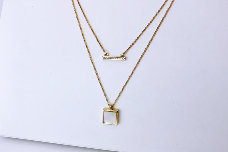 [Ozel] Sophisticated Glossy Brass Natural Mother-of-Pearl Cubic Necklace
