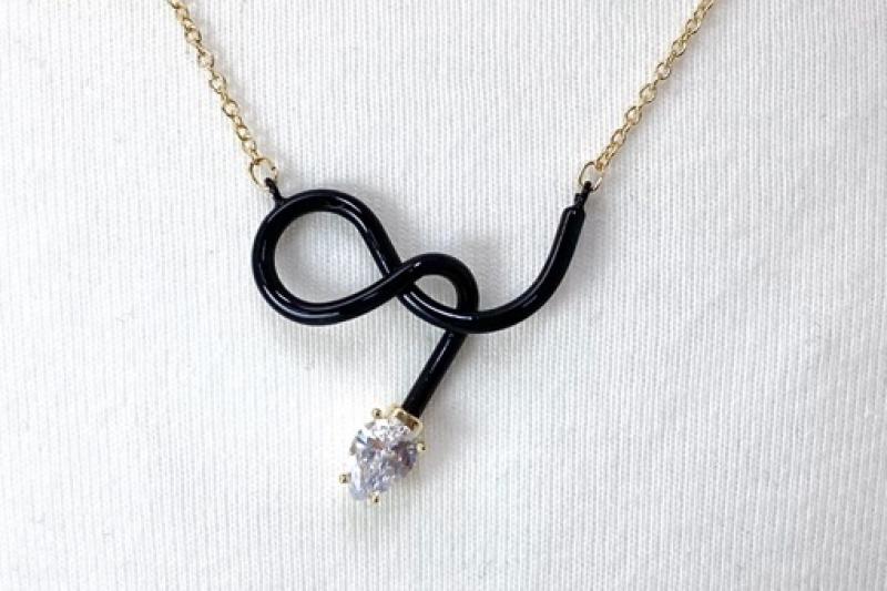 [Ozel] Sophisticated Glossy Brass Cubic Necklace