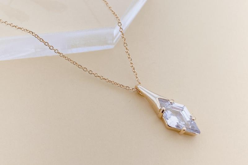 [Ozel] Subtle Charm Glossy Brass Cubic Necklace
