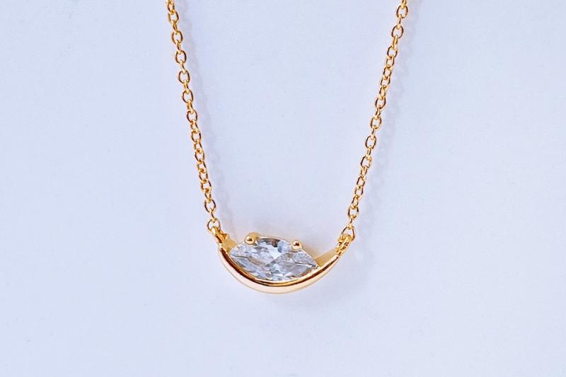 [Ozel] Subtle Charm Glossy Brass Cubic Necklace