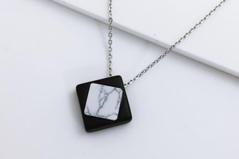 [Ozel] Necklace with subtle charm