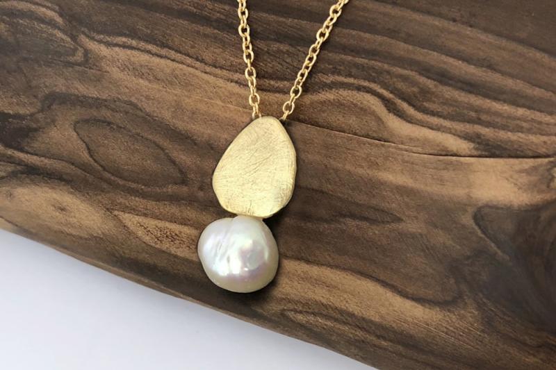 [Ozel] Delicate Fit Asymmetrical Curve Freshwater Pearl Brass Necklace