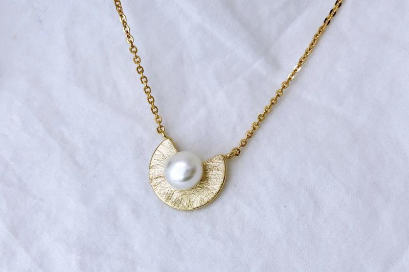 [Ozel] Wedding Guest Look Asymmetrical Curve Freshwater Pearl Brass Pearl Necklace