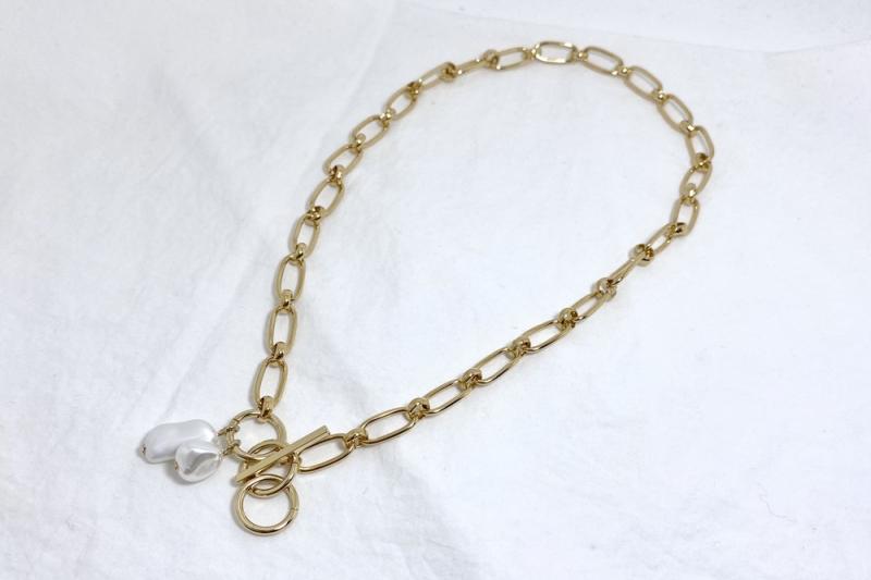 [Ozel] Modern Classic Glossy Chain Acrylic Brass Pearl Necklace
