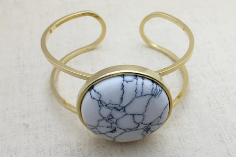 [Ozel] Modern Classic Glossy Howlite Gemstone Brass Bracelet