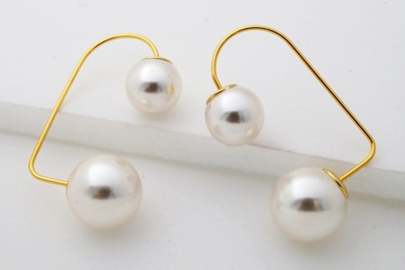 [Ozel] Glossy Brass Pearl Earrings for Wedding Guest Look