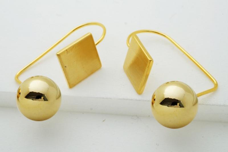 Ozel] Delicate Fit Matte Brass Earrings [