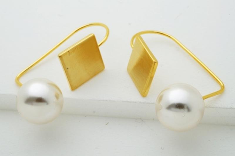 Ozel] Trendy Matte Brass Pearl Earrings