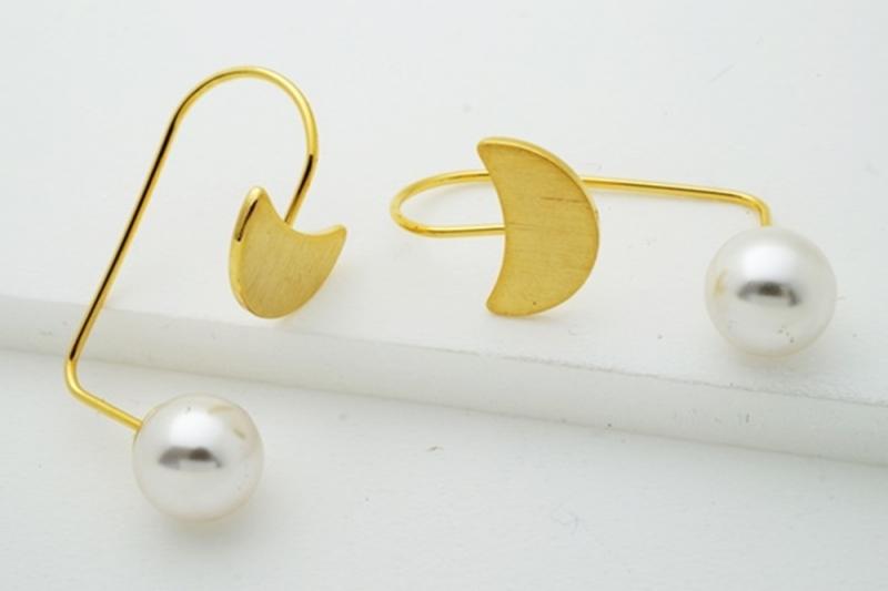 [Ozel] Elegant Matte Brass Pearl Earrings