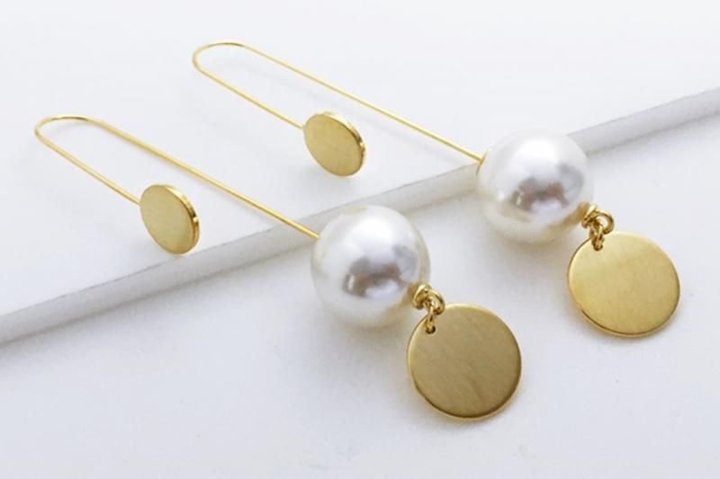 Delicate Fit Matte Brass Pearl Earrings [Ozel]