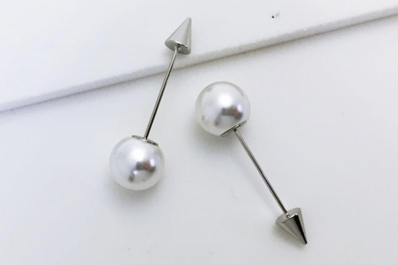 [Ozel] Subtle Charm Glossy Brass Pearl Earrings