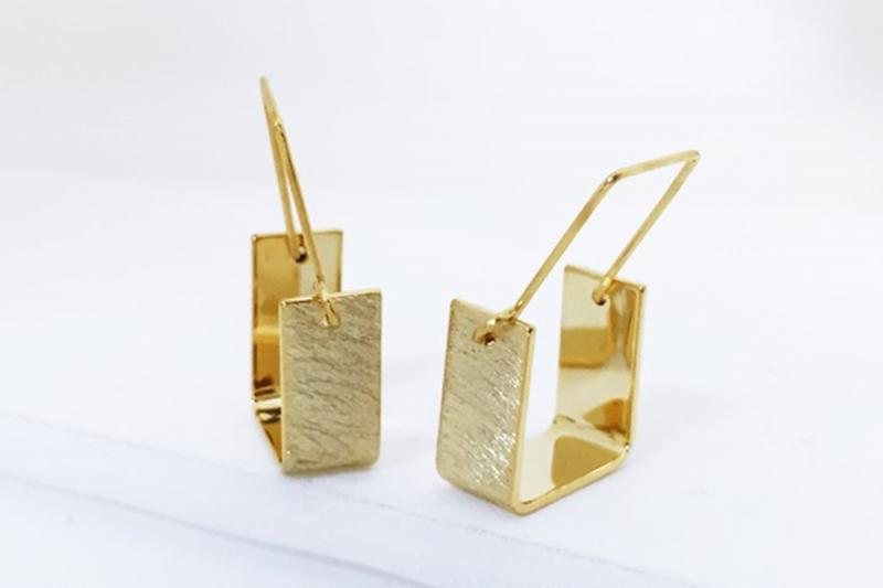 [Ozel] Trendy Asymmetrical Curve Matte Brass Earrings
