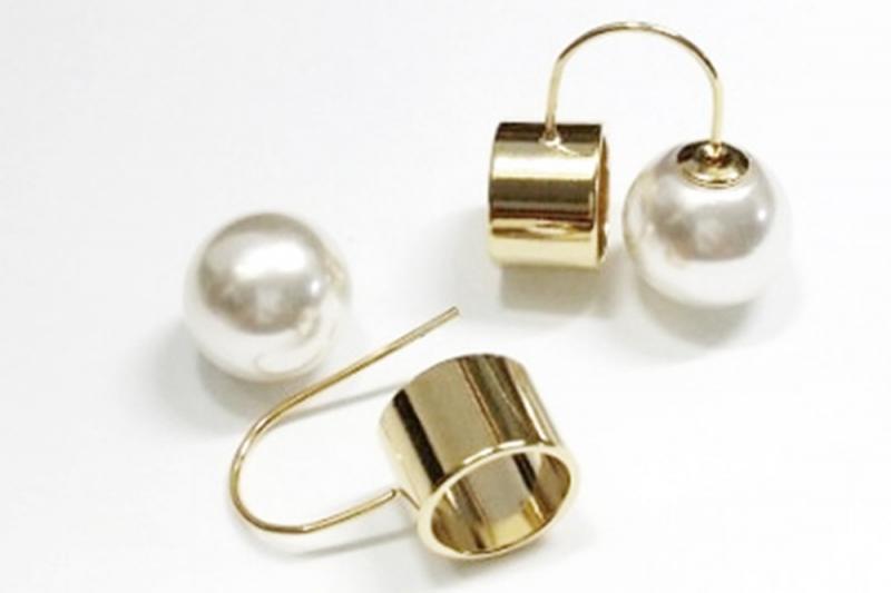 [Ozel] Elegant Glossy Brass Pearl Earrings