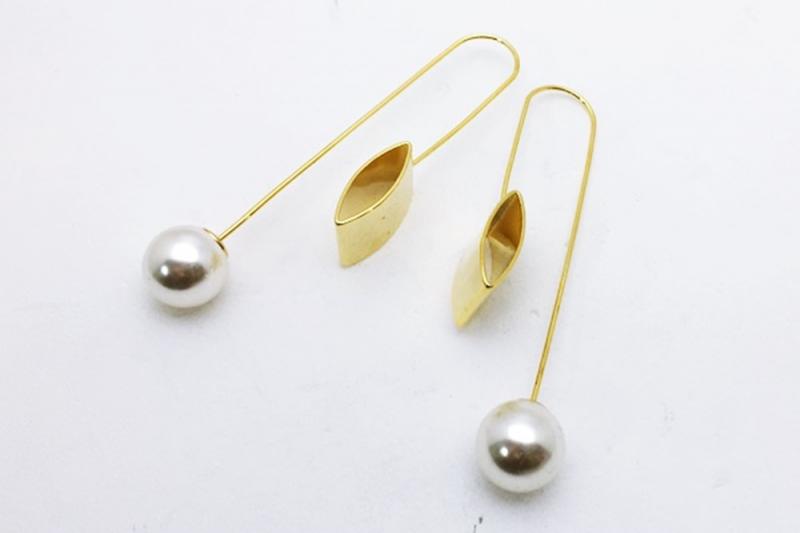 [Ozel] Delicate Fit Glossy Brass Pearl Earrings