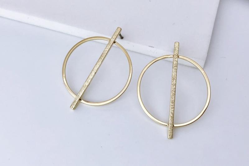 [Ozel] Unique Mood Asymmetrical Curve Glossy Brass Earrings