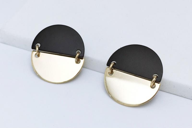 Glossy Brass Earrings with Subtle Charm [Ozel]