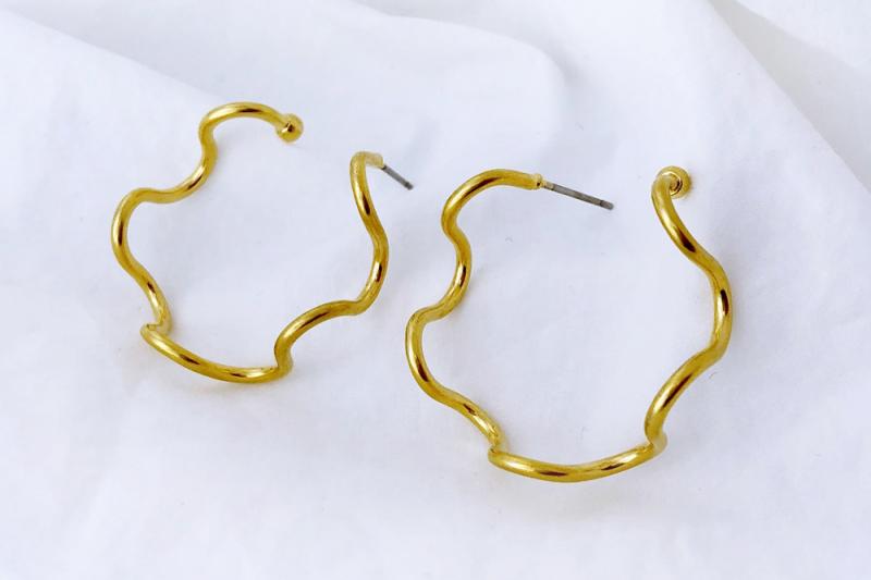 [Ozel] Subtle Charm Glossy Brass Earrings