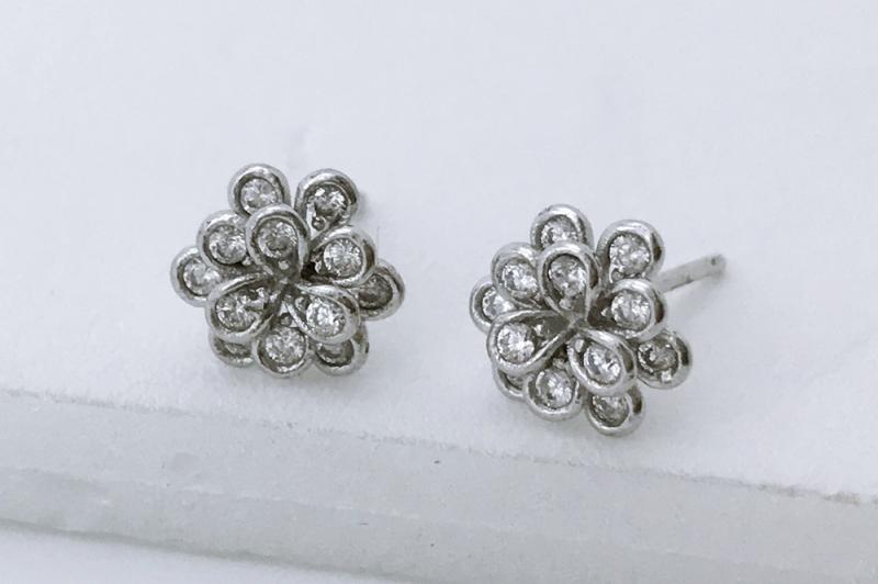 [Ozel] Delicate Fit Glossy Brass Cubic Earrings