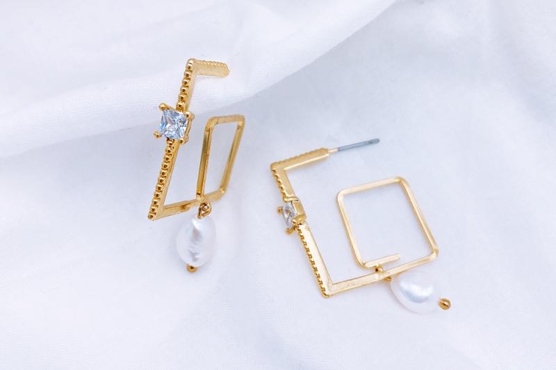 [Ozel] Luxurious Glossy Freshwater Pearl Brass Cubic Earrings