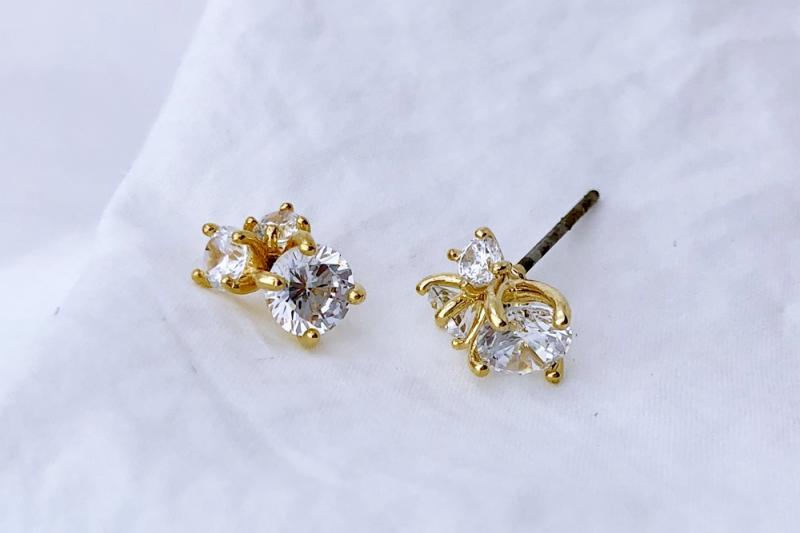[Ozel] Stylish Glossy Brass Cubic Earrings