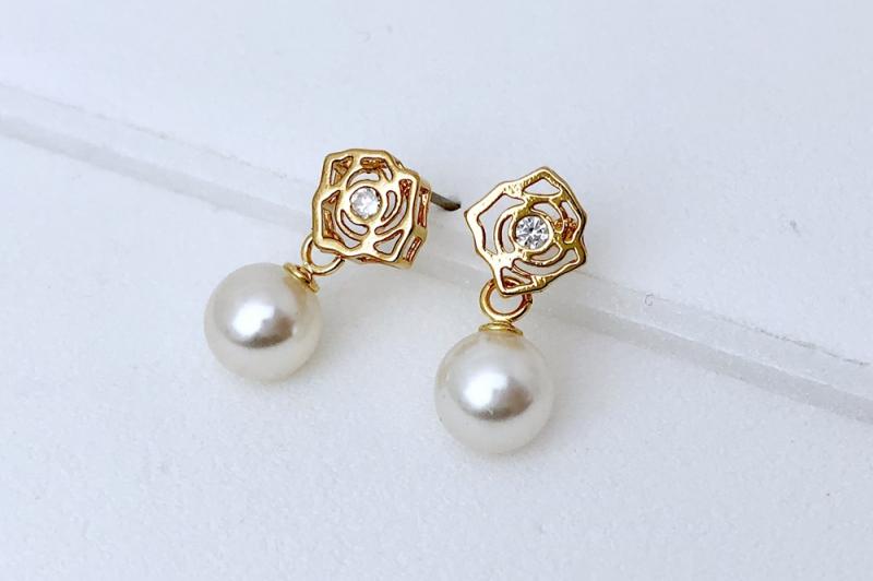 Ozel] Elegant Glossy Brass Pearl Cubic Earrings