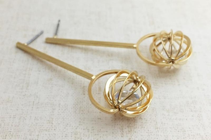 [Ozel] Subtle Charm Glossy Brass Cubic Earrings